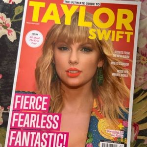 THE ULTIMATE GUIDE TO TAYLOR SWIFT AUGUST 2022. Slight flaw see photo.